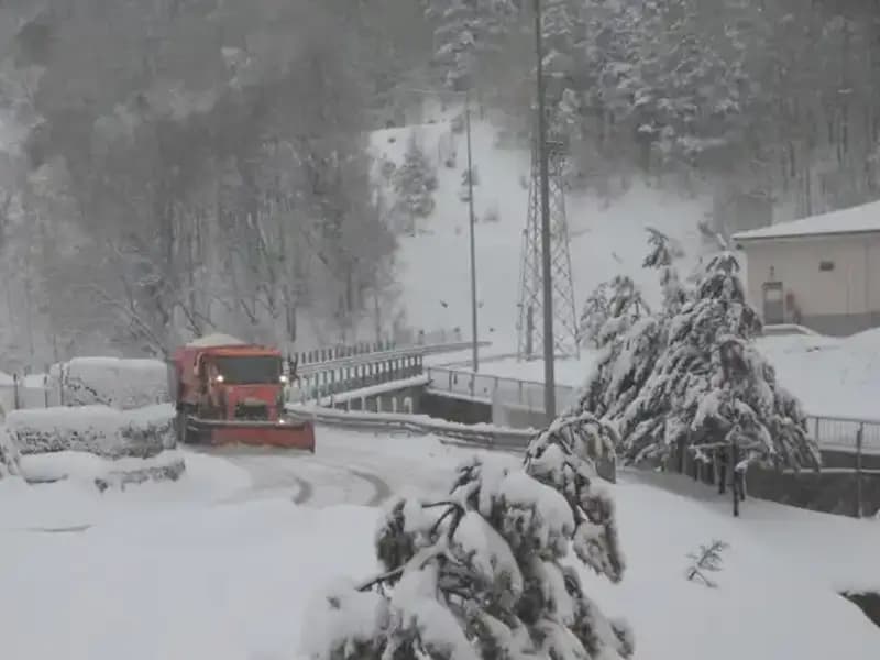 Bolu Dağı’nda Kar Yağışı: Kış Manzaraları Göz Kamaştırıyor