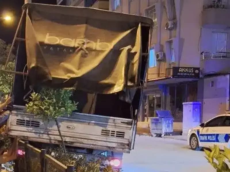 Park Halindeki Kamyonetin Freni Boşaldı: Şok Eden Kazaya Neden Oldu