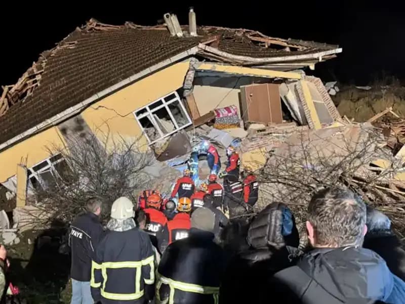 Sinop'ta Beklenmedik Heyelan: Üç Ev Yıkıldı, Vatandaşlar Hayati Tehlike ile Karşı Karşıya