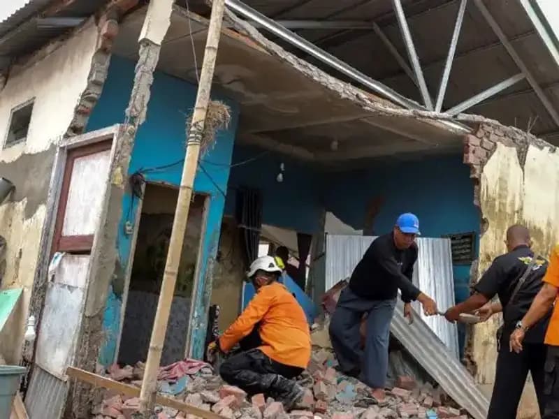 Endonezya'da 5,7 Büyüklüğünde Deprem: 8 Ev Çöktü, Korku Dolu Anlar!