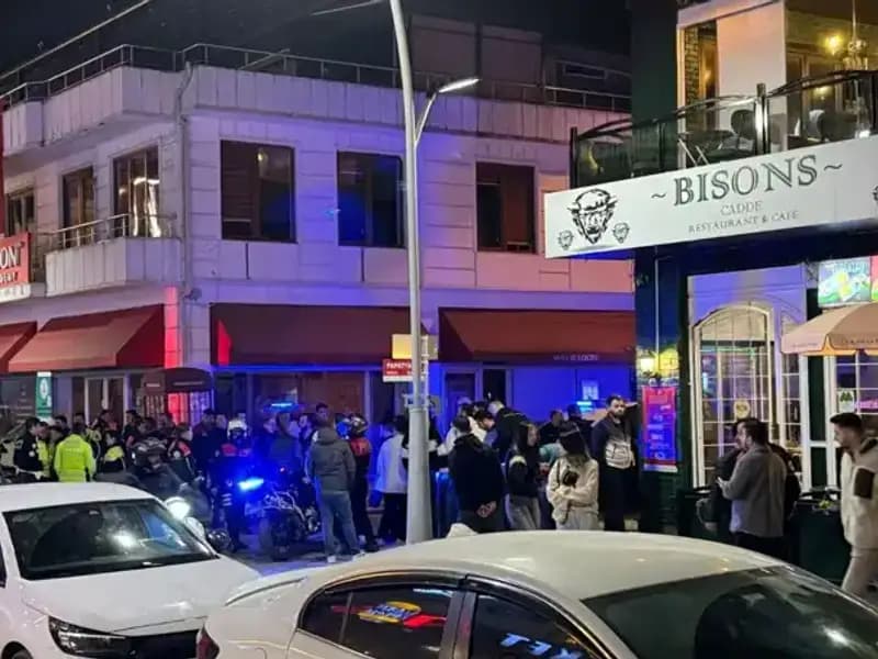Kafede Kanlı Anlar: Havaya Ateş Açan Şahıs Bıçakla Saldırdı
