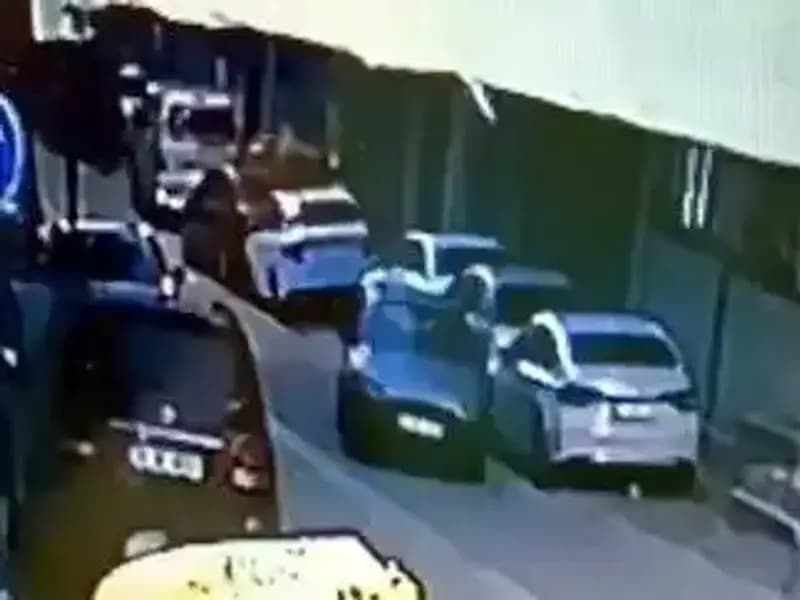 Esenyurt'ta Kaçış: Park Halindeki Araçlara Çarparak Kaçmaya Çalışan Sürücü