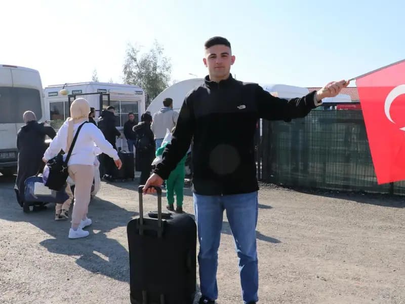 Bir Türk vatandaşından duygusal sürpriz: Suriye'ye Türk bayrağıyla döndü