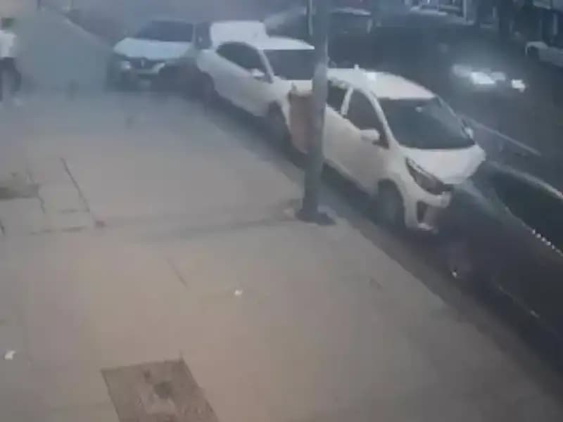 Direksiyon Hakimiyetini Kaybeden Sürücü Park Halindeki Araçlara Çarptı