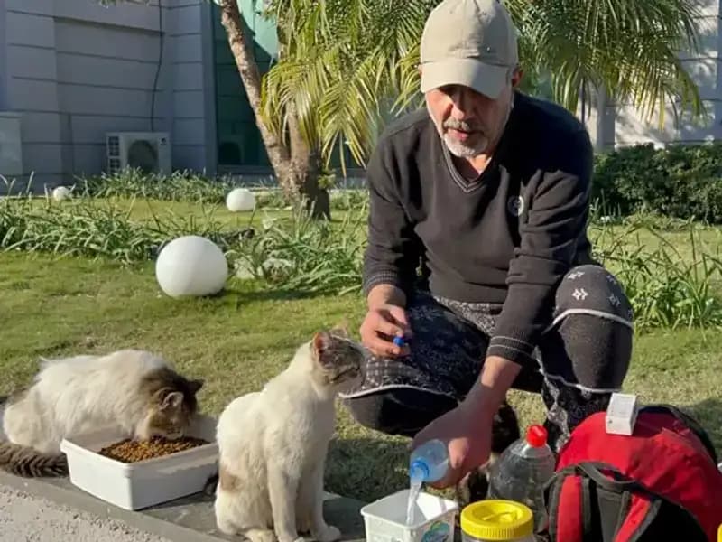 59 Yaşındaki Adamın 8 Kilometre Yürüyüşü: Merhametin Gücü