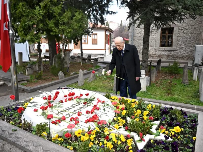 Bahçeli, Muhsin Yazıcıoğlu'nun Kabrini Ziyaret Etti