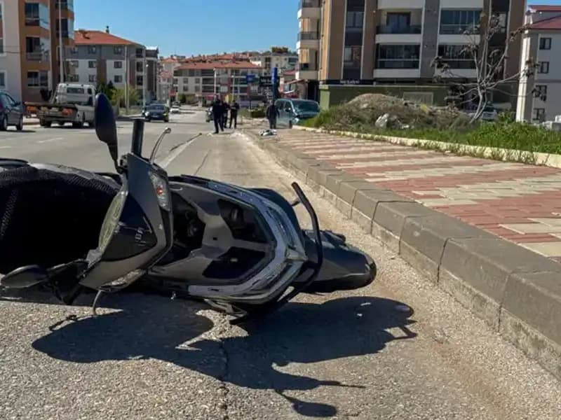 Uşak'ta Motosiklet ve Hafif Ticari Araç Çarpışması: Bir Can Kaybı