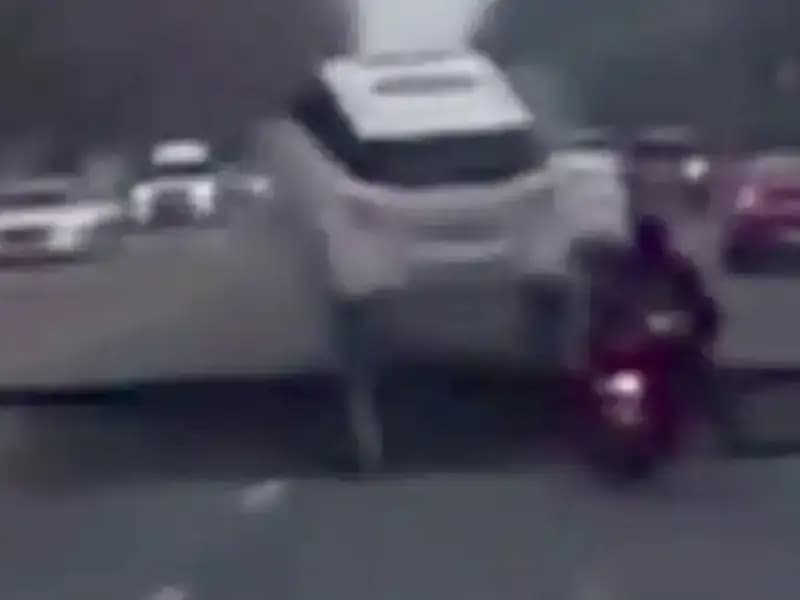 Güney Kore Otoyolunda Dev Çukur: Motosiklet Otomatik Olarak Yutuldu