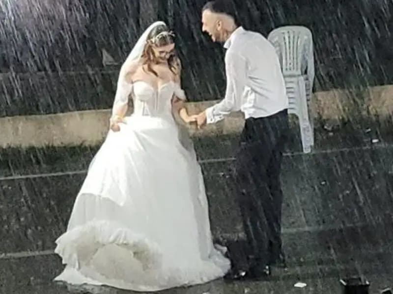 Sosyal medyada gündem oldu: Bütün davetliler yağmurdan kaçtı, gelinle damat alandan ayrılmadı
