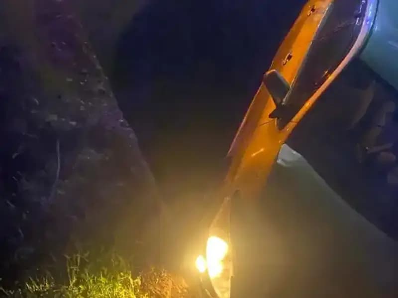 Adana'da Feci Kaza: Otomobil Şarampole Devrildi ve İki Yaralı