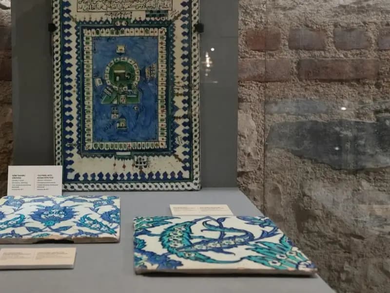 16. Yüzyıla Ait 2 İznik Çinisi Türkiye'ye İade Edildi