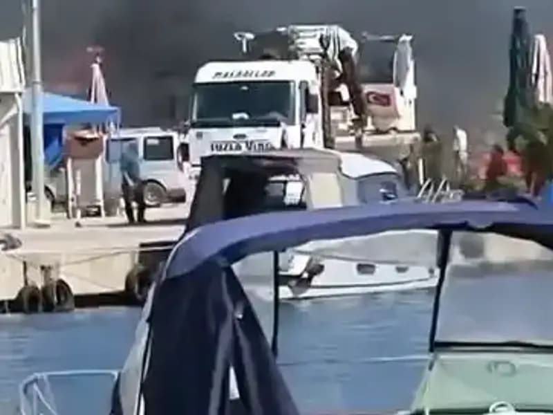 Tuzla'daki Balıkçı Barınağında Büyük Lastik Yangını: Yangının Sebebi Nedir?