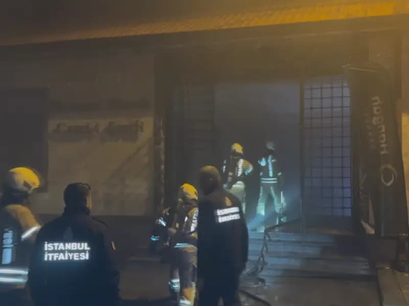 İstanbul'daki Camide Gece Yarısı Yangın: Olayın Detayları