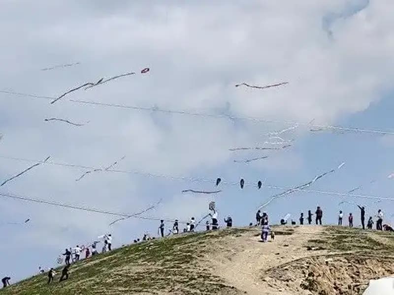 Uçurtma Şöleni: Renklerin Dansı ve Gökyüzünde Büyüleyici Anlar