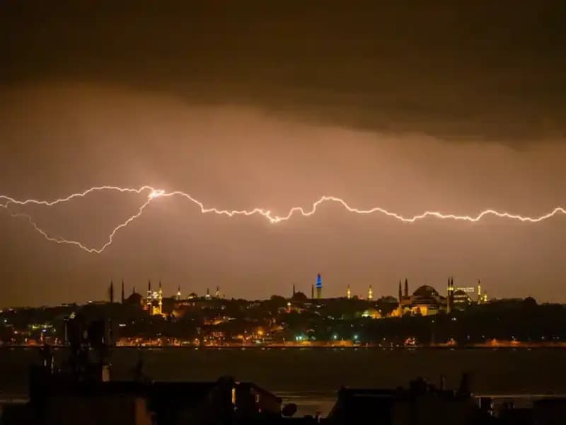 İstanbul'da Sıcaklık Alarmı: 22 Derece Birden Düşecek, Kar Bekleniyor!