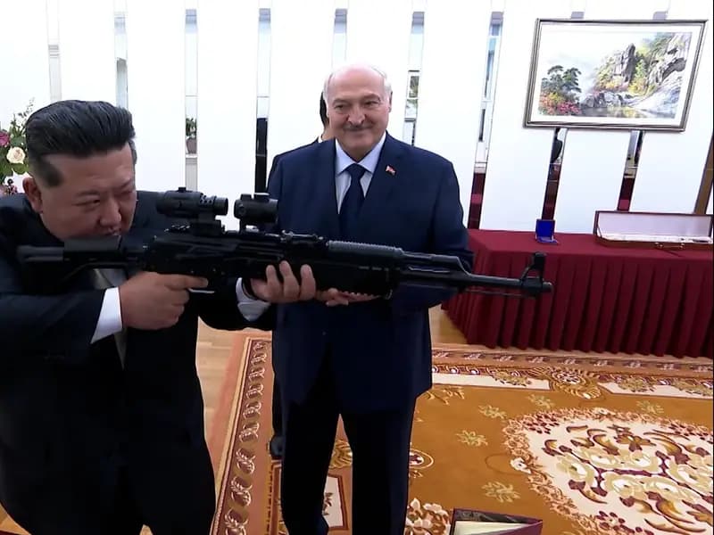 Lukaşenko, Kim Jong Un'a Tüfek Hediye Etti: Düşman Olursa