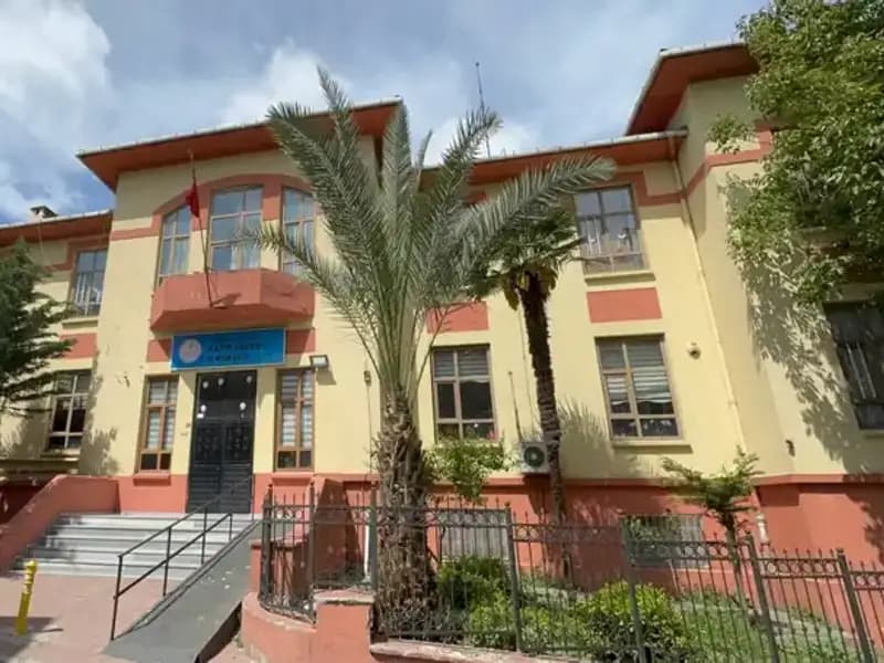 Depremde Hasar Gören Okullar Boşaltıldı: Öğrencilerin Geleceği Tehlikede Mi?