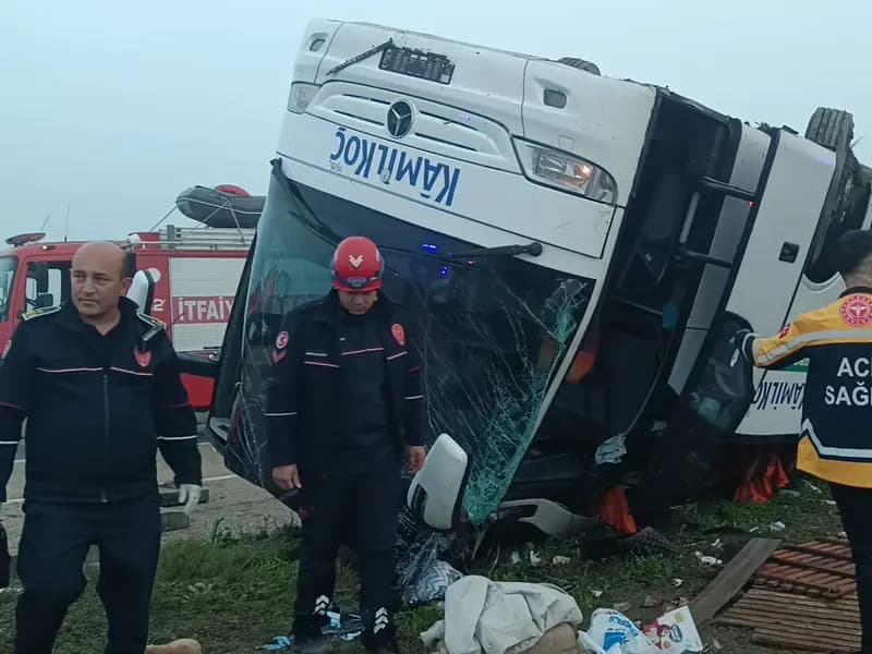Adana'da Yolcu Otobüsü Devrildi: 2 Ölü, 19 Yaralı