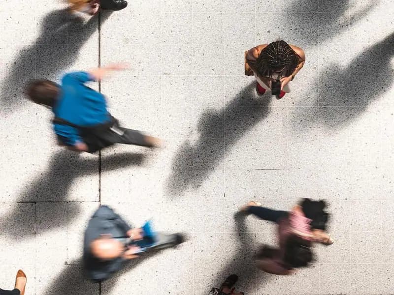 2024'ün Kelimesi 'Kalabalık Yalnızlık' Olarak Belirlendi