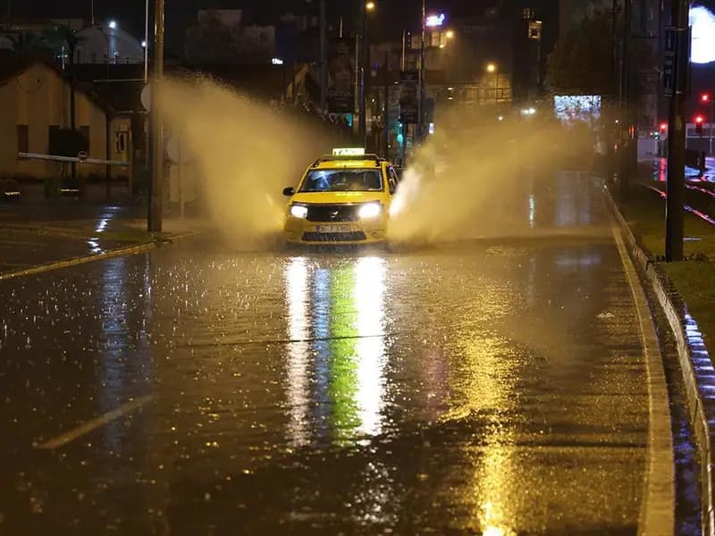 İzmir'de beklenmedik sağanak yağmur