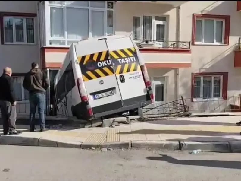 Okul Servisi Balkona Girdi! İki Öğrenci Yaralı