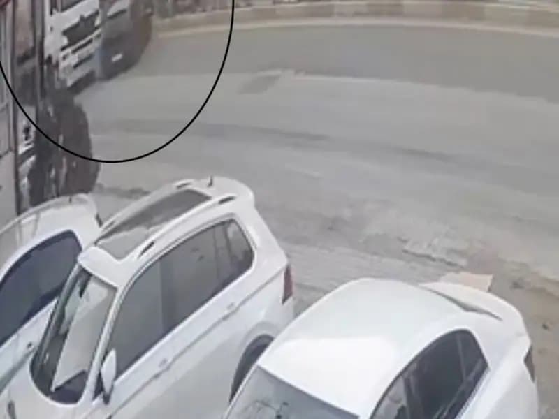 TIR Otomobili Sürükledi: Dehşet Anları Kameralara Yansıdı