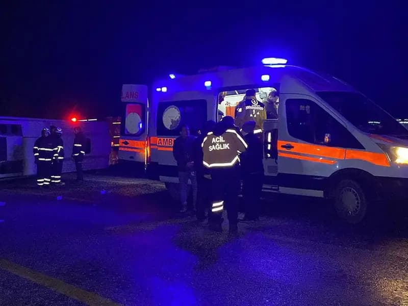 Cenazeye gidenleri taşıyan midibüs devrildi