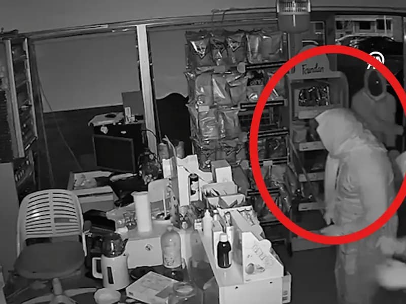 Sivas'ta Kadın Kıyafetiyle Hırsızlık Yapan Üç Şüpheli Yakalandı