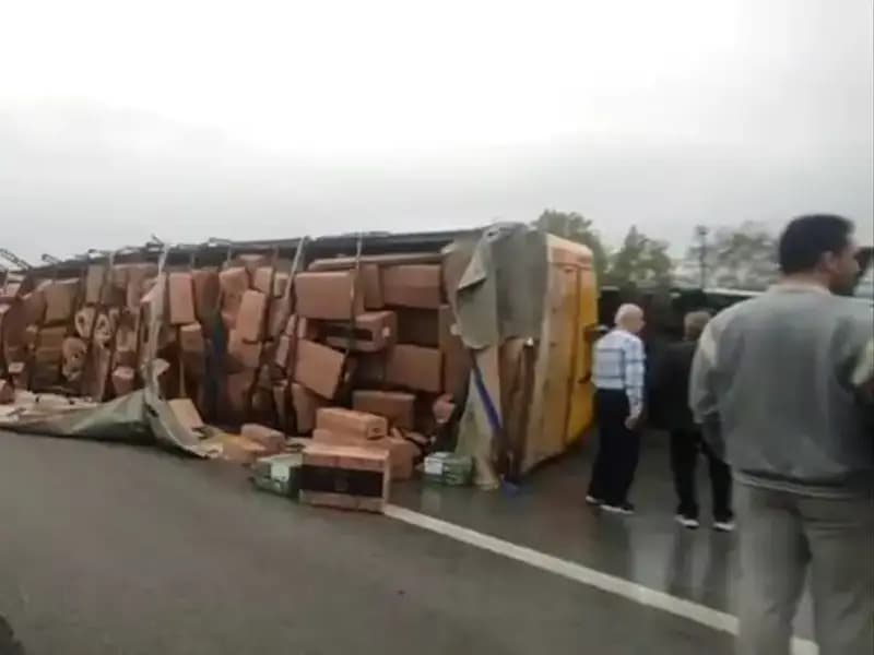 TEM Otoyolu'nda TIR Devrildi: Ankara Yolu Kapatıldı, Trafik Kaosu Başladı
