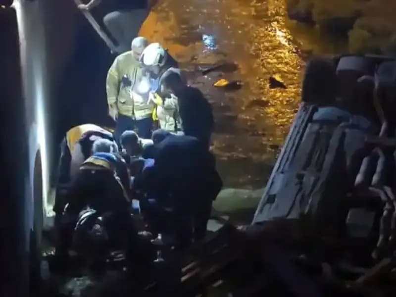 Yaralıyı Kurtaran İtfaiye Ekipleri, Kaçan Sürücüyü Arıyor