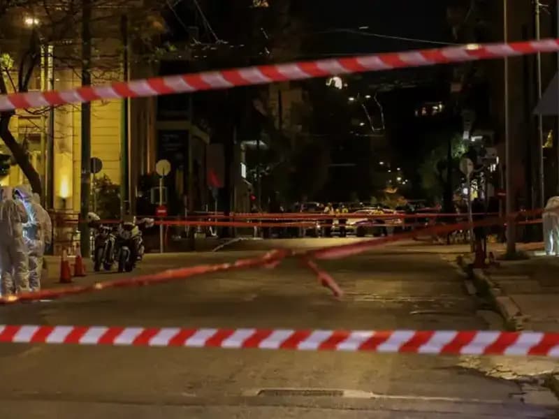 Atina'da Şüpheli Çanta Patladı: Panik Hüküm Sürdü