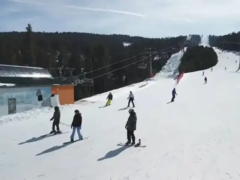 Bahar Mevsiminde Sarıkamış’ta Kayak Keyfi: Ziyaretçiler Büyüleniyor