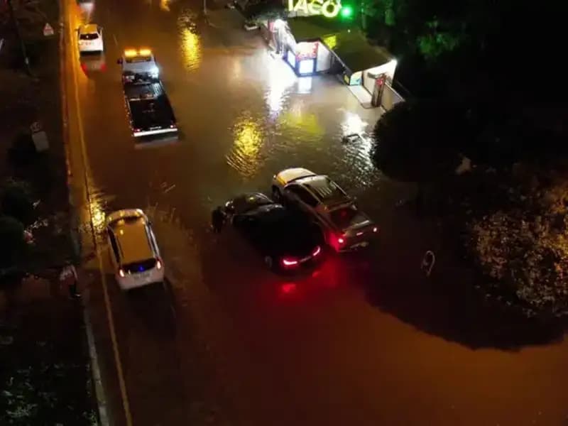 Adana’da Sağanak Yağış Hayatı Olumsuz Etkiledi: Cadde ve Sokaklar Sular Altında Kaldı