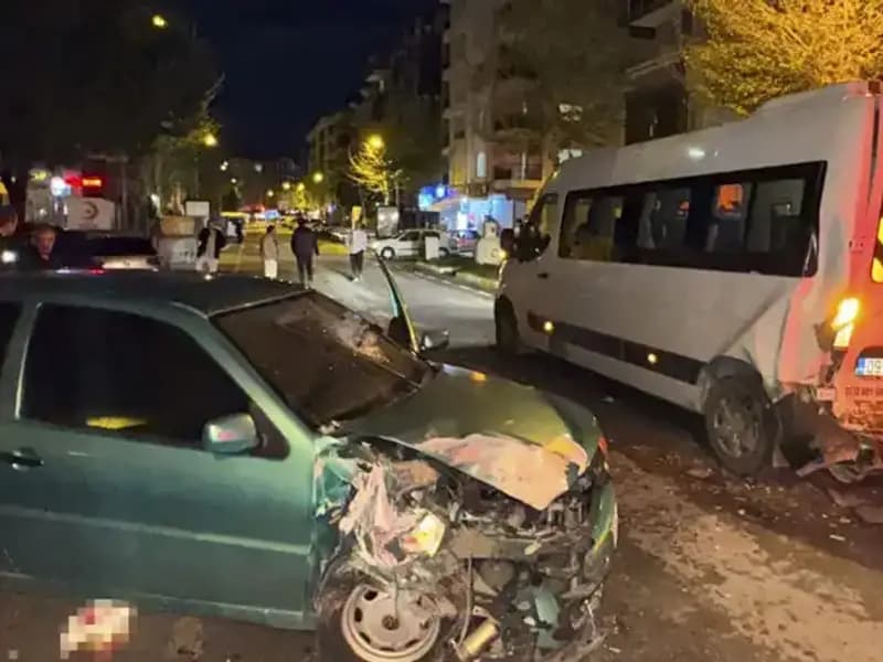 Otomobil Servis Minibüsüne Çarptı: Kaza Sonrası 6 Yaralı!