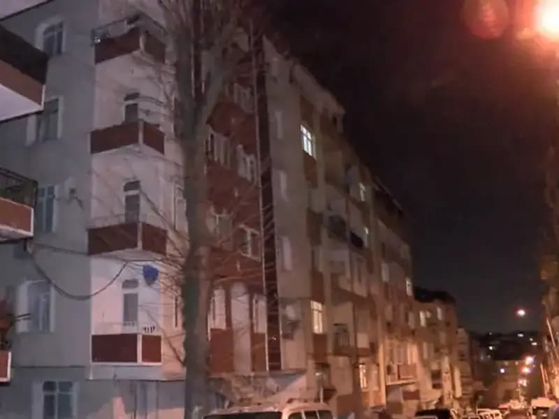 Altı Katlı Binada Panik Anları: Kolonlardan Gelen Sesler Apartmanı Boşalttı