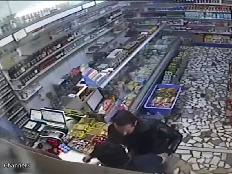 Cezaevi Firarisi Markette Panik Yarattı: Bıçak Çekip Mermer Fırlattı
