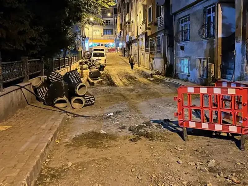 Bayrampaşa'da Altyapı Çalışmalarında Rögar Kapağı Patladı: İlçede Hayat Durdu!