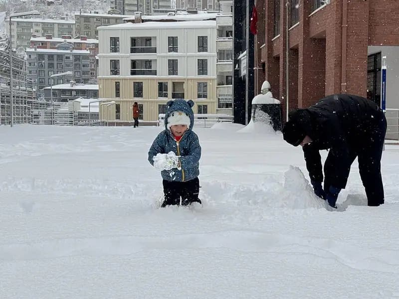 Artvin ve Rize'de eğitime kar engeli
