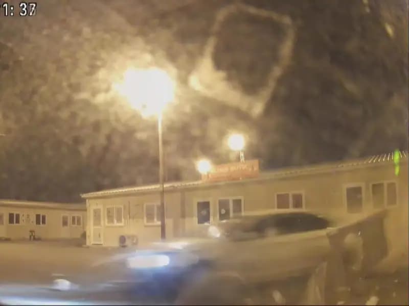 Kontrolden Çıkan Araç Prefabrik İş Yerini Aştı, Başka Bir İş Yerine Çarparak Durabildi