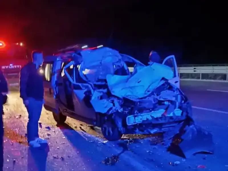 Otoyolda TIR’a Çarpan Araç Feci Şekilde Hurdaya Döndü!