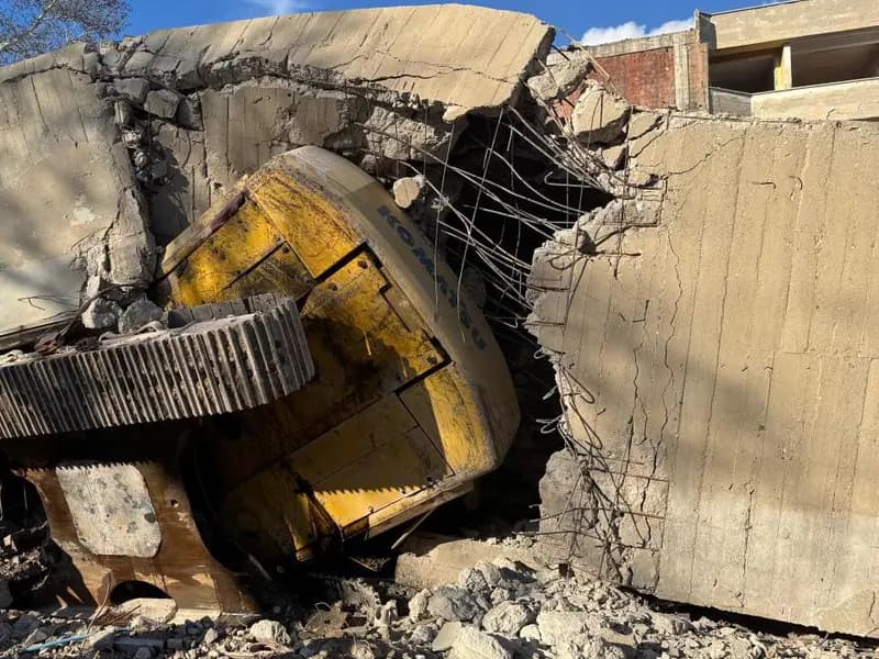 Uşak'ta Bina Yıkımında İş Makinesi Kaza Yaptı