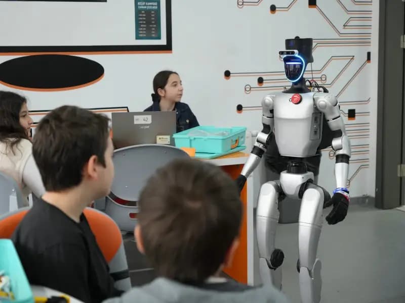 Türkiye'nin İlk Nüfus Kayıtlı Robotu CANİKMAN Eğitime Katıldı