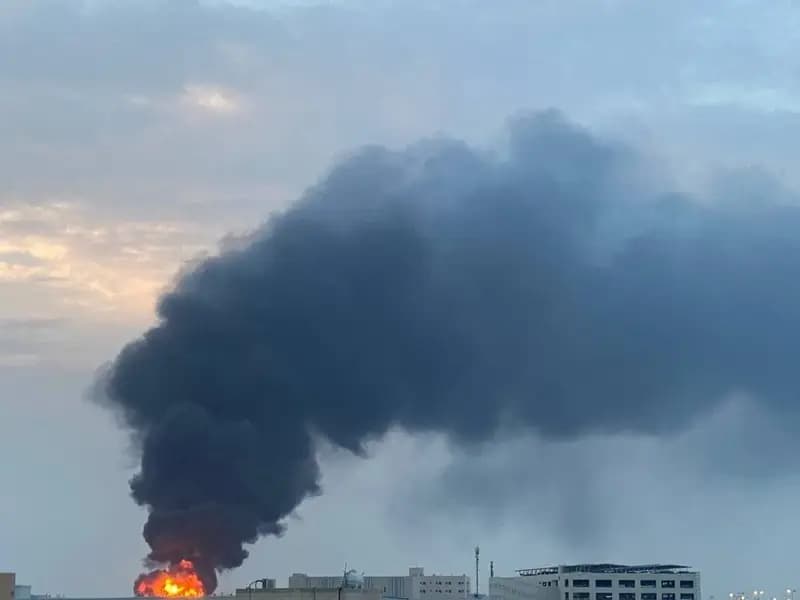 Bahreyn’de İran Saldırıları Yangın Çıkardı: Sirenler Çaldı