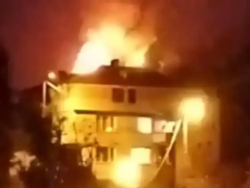 Saman Dolu Çatı Alev Alev Yandı: Mahalleli Büyük Bir Panik Yaşadı