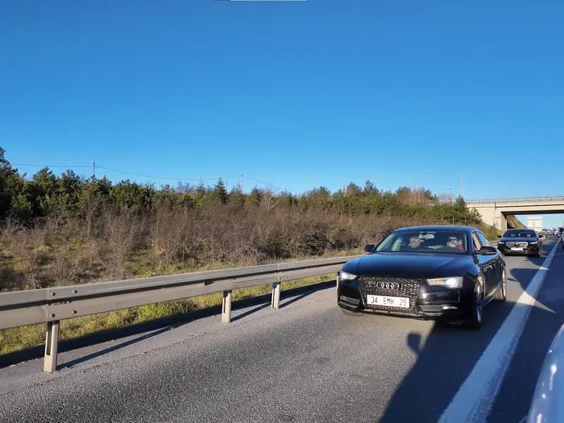 İstanbul'da Emniyet Şeridi İhlali: 30 Dakikada 60 Araç