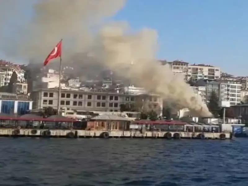 Üniversite İnşaatında Yangın: İtfaiye Ekipleri Müdahale Ediyor