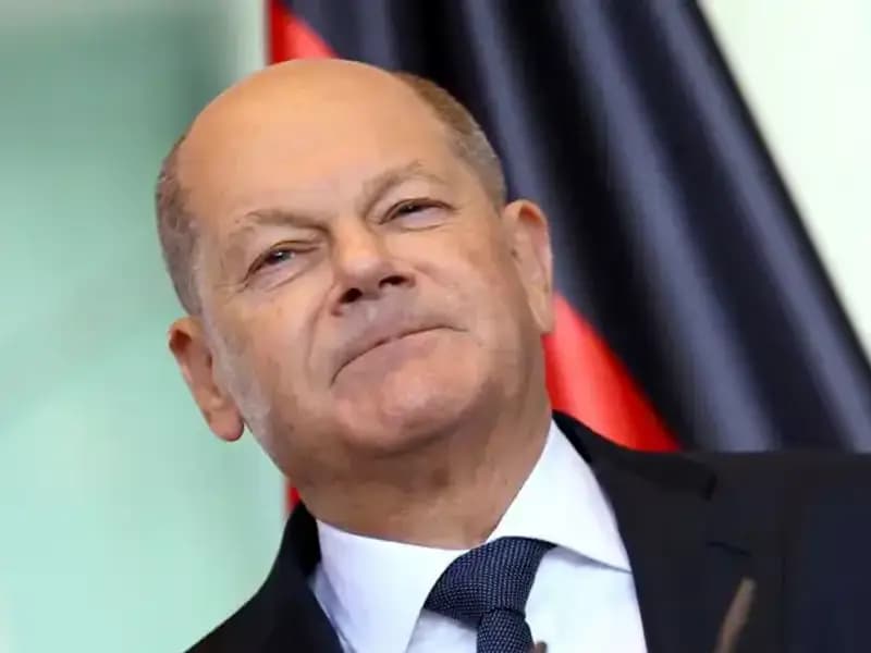 Aprona Girip Başbakana Sarılan Kadın, Para Cezasıyla Yüzleşti