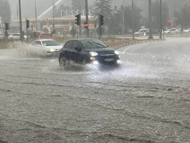 5 İlde Turuncu ve Sarı Alarm: Şiddetli Yağış Bekleniyor