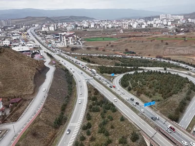 Milyonlarca Öğrenci Pazartesi Ders Başına Geçiyor, Trafik Yoğun