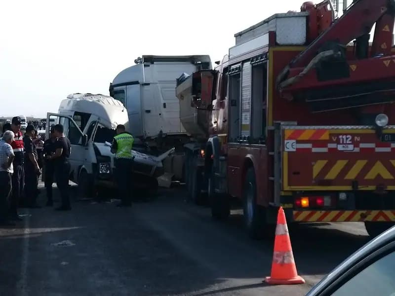 Adana'da Trafik Kazası: Tır ile Servis Minibüsü Çarpıştı, 4 Kişi Hayatını Kaybetti